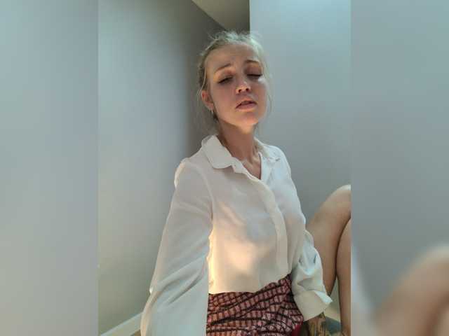 ブロードキャストスクリーンショット LEILA-ANGELL