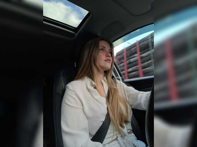 ブロードキャストスクリーンショット LEILA-ANGELL