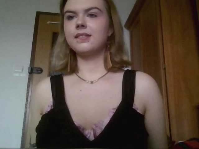写真 AileenGold #babe #sexy #hot #college #fetish #femdom #lingerie #bigtits #piercing
