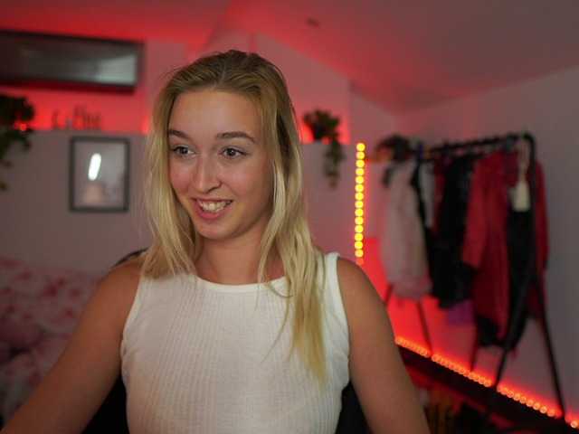 写真 AlexisTexas18 Hi! I am Alexis 19 yrs old teen, with perfect ass, nice tits and very hot sexy dance moves! Lets have fun with me! Water on my white T-shirt at goal!