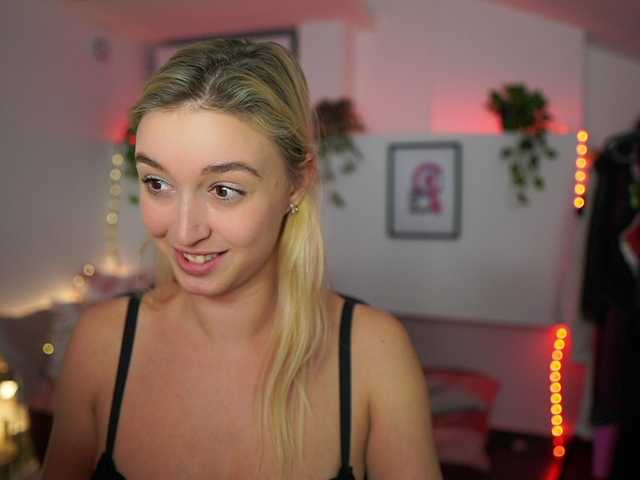 写真 AlexisTexas18 Hi! I am Alexis 19 yrs old teen, with perfect ass, nice tits and very hot sexy dance moves! Lets have fun with me! Water on my white T-shirt at goal!