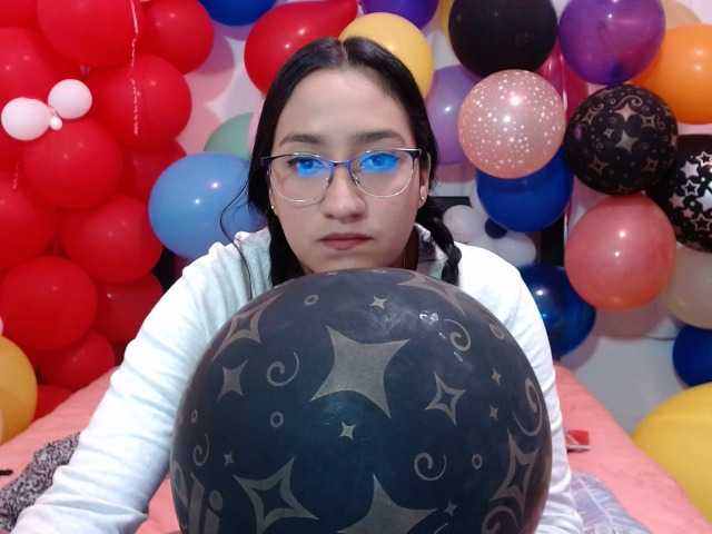 写真 Andreacute Hello guys welcome to my room, let's play with my balloons, I'm a looner, I have a hairy pussy, #balloons #bush #hairy #control lush or domi