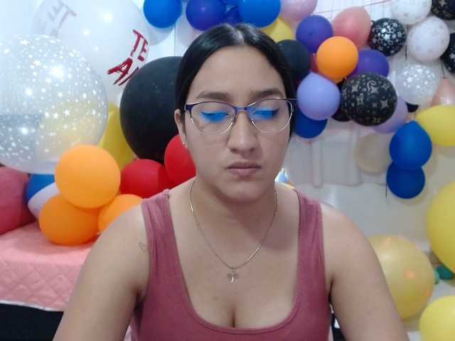 写真 Andreacute Hello guys welcome to my room, let's play with my balloons, I'm a looner, I have a hairy pussy, #balloons #bush #hairy #control lush or domi