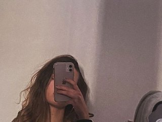 エロティックなビデオチャット AriellaFerr00