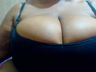 エロティックなビデオチャット bustytitsxx