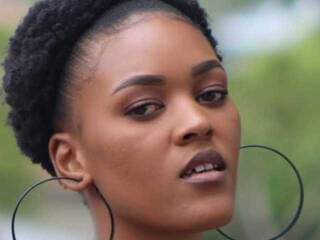 エロティックなビデオチャット Carry-Brie