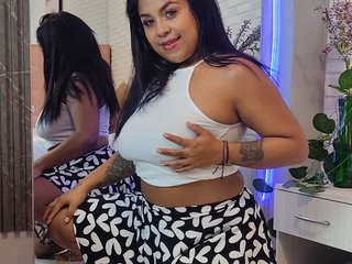 エロティックなビデオチャット CurvyyQueenXO