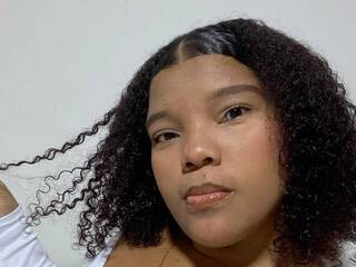 エロティックなビデオチャット DayanRoux