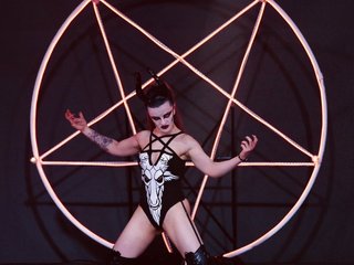 エロティックなビデオチャット FemdomWitch