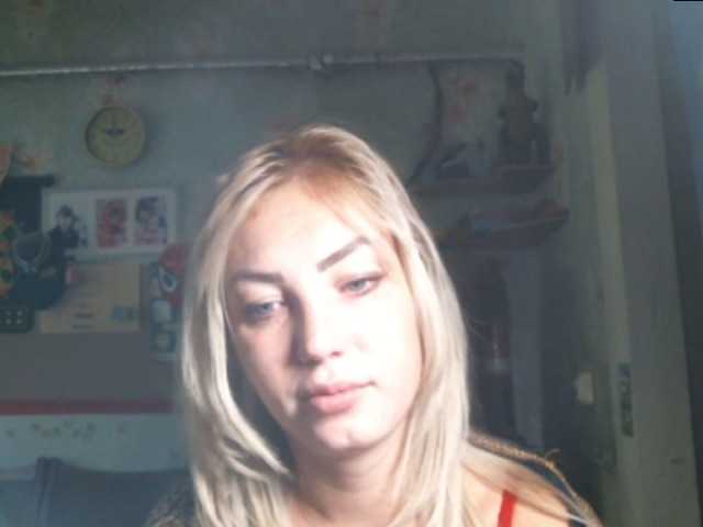 写真 HotCarmin Hi guys, i love to play love to dance... if you like slim blond .I do a show , 5 min for 500 tokens