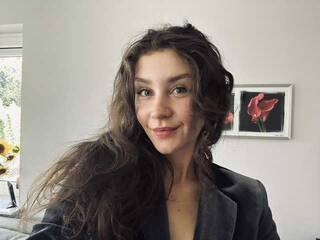 エロティックなビデオチャット JolieKiss