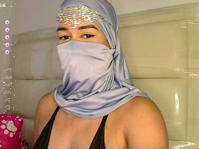写真 kaalinda1 New Arab girl in this environment, shy but wanting to know everything that is related