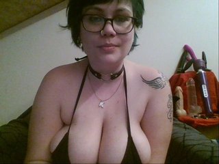 写真 KendraCam HUGE TITS!! Smoking curvy geeky gamer girl! (ENG/NL/FR)
