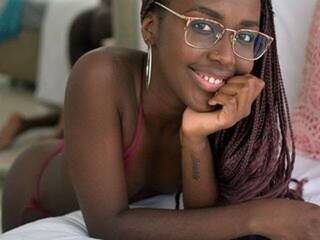 エロティックなビデオチャット kynleeblackdo