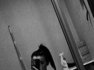 エロティックなビデオチャット Laurie-Mindy