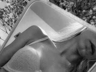 エロティックなビデオチャット LeksiAngel