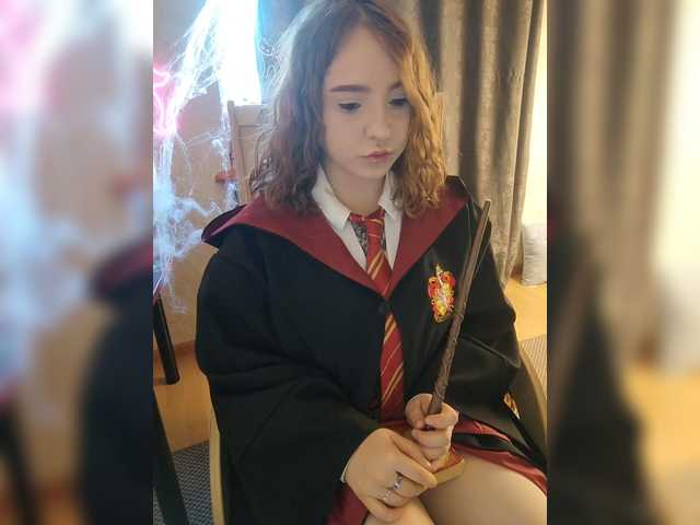 写真 LittleDelora Welcome to my Hogwarts, this Halloween I will be dressed as Hermione with a wand that shoots fire. Come in and we’ll learn spells together) P.S. I’m only a 1st year student @total countdown @sofar collected @remain left until the show starts!