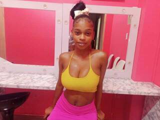 エロティックなビデオチャット littleebonymommy