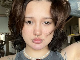 エロティックなビデオチャット littlewetgirl