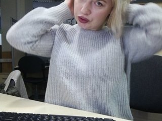 写真 Lola-Hola I am in office, working as a secretary! The director is nearby! Ass in jeans 10, bra 40, nipples 80, boobs 100, bra off 120300 токенов что-бы показать шоу, 300 токенов уже собрано, осталось 0 токенов