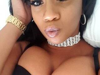 エロティックなビデオチャット LovelyMiaB