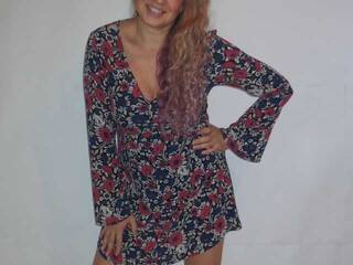 エロティックなビデオチャット NelleTEASE