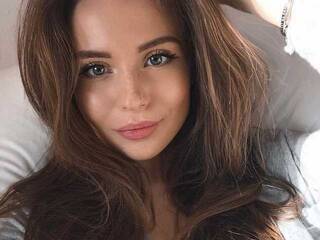 エロティックなビデオチャット Stesnyashka0