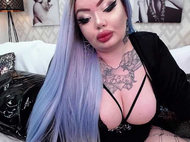 写真 SavageQueen Welcome in my rooom! Tattooed busty fuck doll with perfect deepthroat skills and more and more. Wanna play? Tip your Queen! Kisses :)
