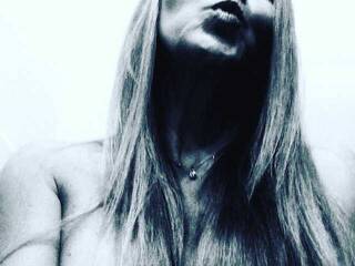 エロティックなビデオチャット tieta