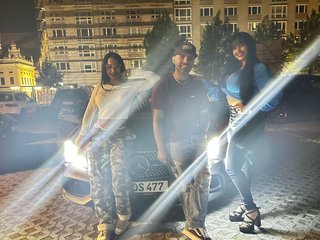 エロティックなビデオチャット xtripletemptationx