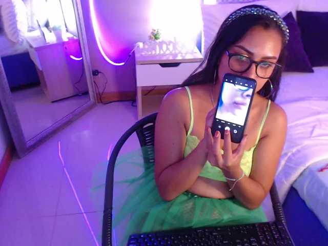 ブロードキャストスクリーンショット zoelopezz